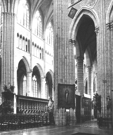 Koor en kooromgang gezien vanuit het zuider transept