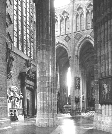 Noorder transept vanuit het westen. Links: grafmonument (wit) met scène 'Christus ontdaan van zijn kleding'