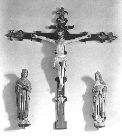Interieur: Christus aan het kruis met Maria en Johannes aan weerszijden