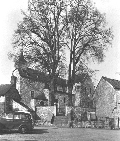 Zicht op zuidelijke zijde van de kerk vanuit het zuidwesten