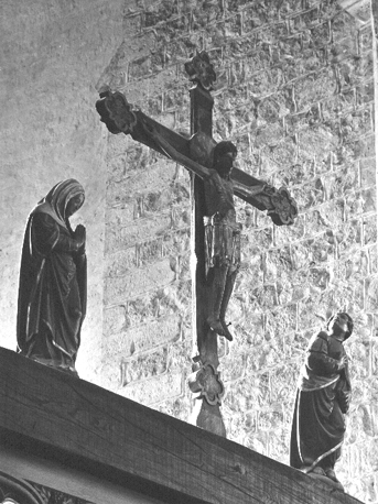 Sacristie, Christus aan het kruis met Maria en Johannes aan weerszijden van het kruis