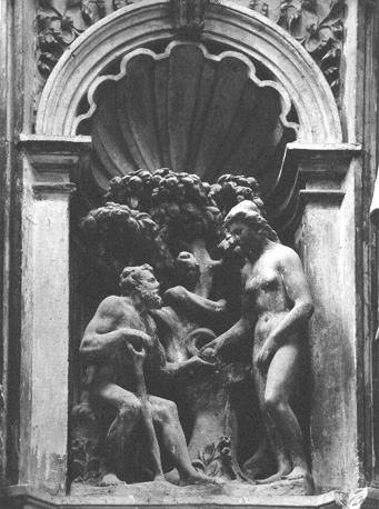 Sacramentstoren (lager deel), detail: Verzoeking en Zondeval: Adam en Eva houden de vrucht vast