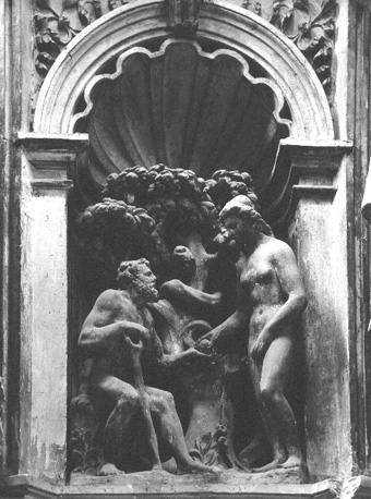 Sacramentstoren (lager deel), detail: Verzoeking en Zondeval: Adam en Eva houden de vrucht vast