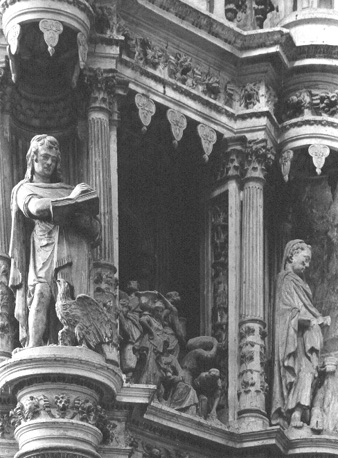 Sacramentstoren, detail: Beelden van twee evangelisten: Johannes met boek en een adelaar, Lucas met een os