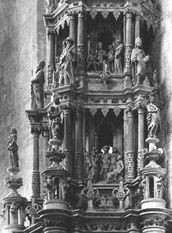 Sacramentstoren, detail: op voetstukken in de vorm van tempeltjes: Geloof, Hoop en Liefde, daartussen: groepen martelaressen met hun attributen. Daarboven: de vier Kerkvaders