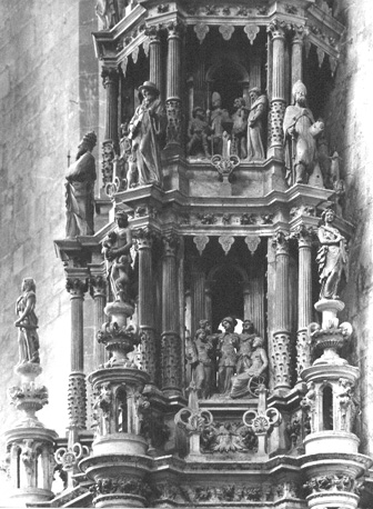 Sacramentstoren, detail: op voetstukken in de vorm van tempeltjes: Geloof, Hoop en Liefde, daartussen: groepen martelaressen met hun attributen. Daarboven: de vier Kerkvaders