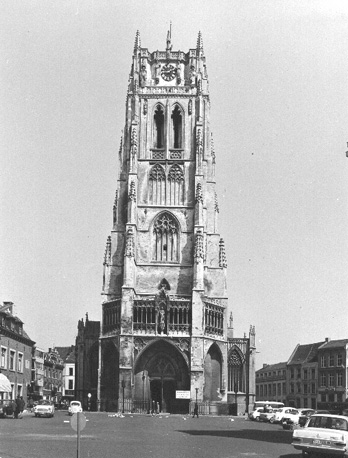 Westfacade met toren vanuit het westen