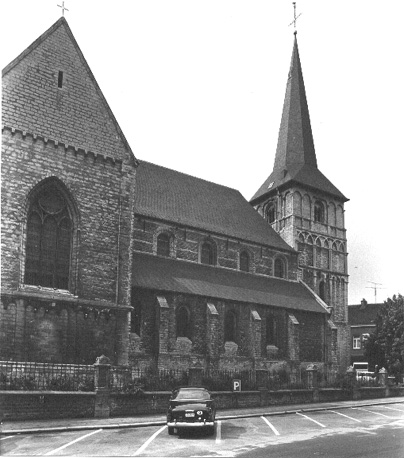 Noorder transept, schip en westelijke toren vanuit het noorden