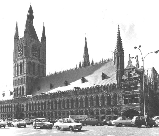 Voorzijde van belfort en hallen
