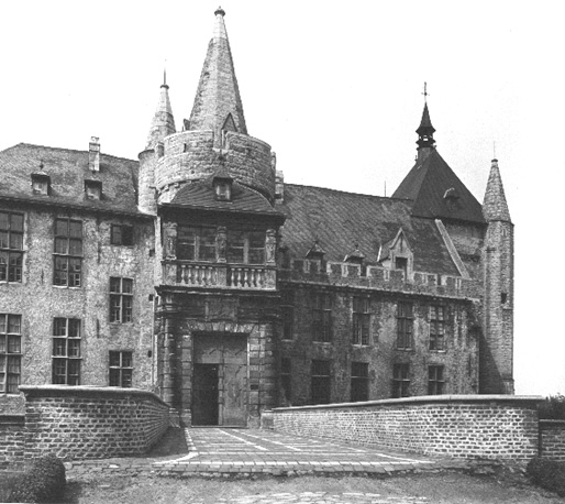 Zuidzijde van de burcht met zicht op de ingang