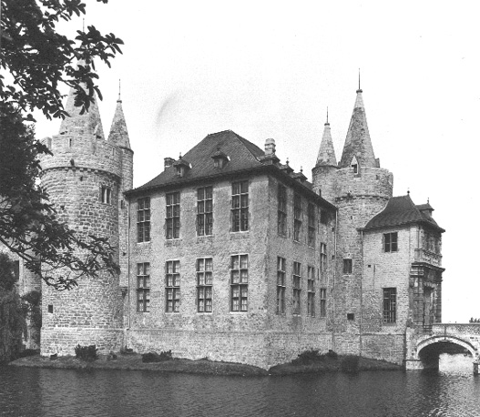 Westzijde van de burcht, rechts: zicht op de ingang
