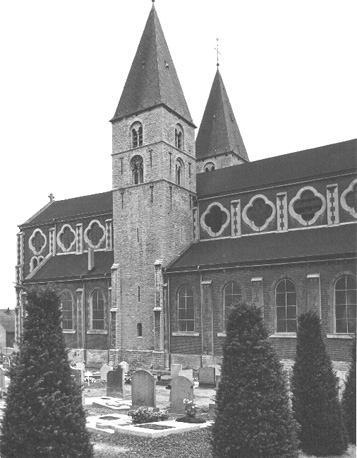 Noordzijde van kerk, twee torens; op voorgrond: begraafplaats
