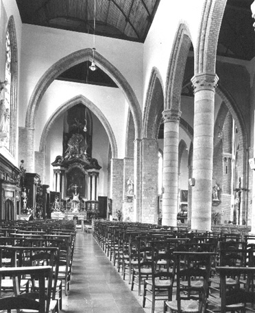 Noordelijke zijbeuk vanuit het westen