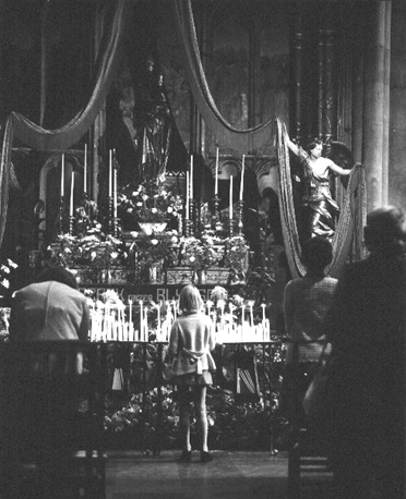 Noorder transept: Maria staand met het Christuskind op haar arm (beide figuren zijn gekroond): "Onze Lieve Vrouw van Tongeren"