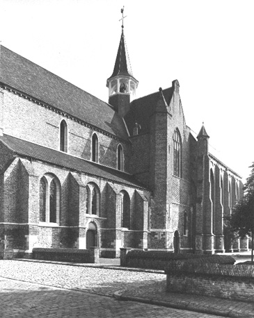 Schip, transept en koor gezien vanuit het zuidwesten