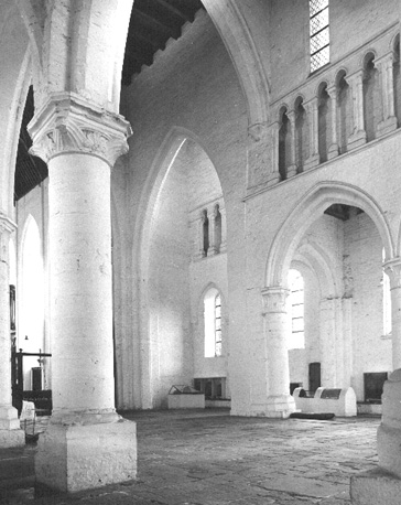 Zicht in middenschip en zuider transept vanuit het noordwesten