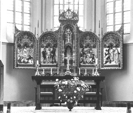 Absis: hoofdaltaar met retabel; scènes uit de Passie van Christus: (vanaf links) Christus in Gethsemane, geseling door soldaten, doornenkroning, kruisdraging
