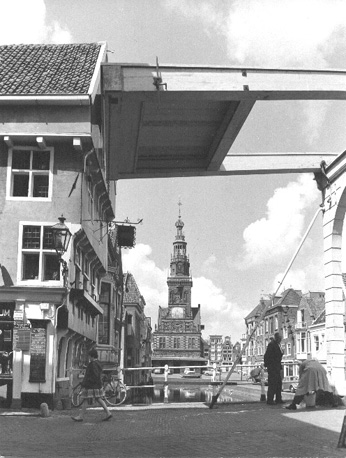 Zicht op de Waag vanaf de brug (oosten?)