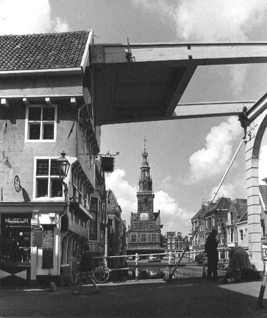 Zicht op de Waag vanaf de brug (oosten?)