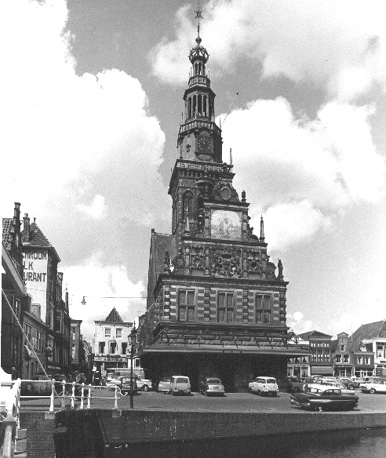 Voorzijde van de Waag (vanaf het oosten?)