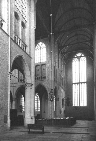 Zicht op noorder transept vanuit het zuiden