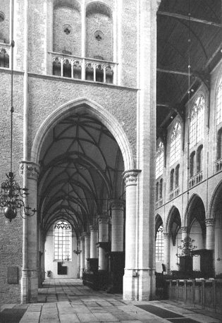 Zuidelijke zijbeuk en middenschip vanuit het oosten