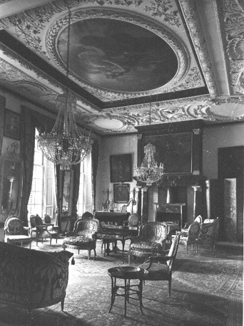 Woonkamer met oud meubilair