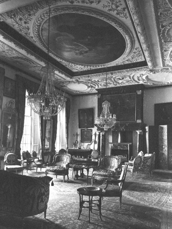 Woonkamer met oud meubilair