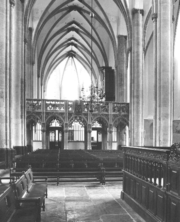 Middenschip uitziend op oksaal, vanuit het westen