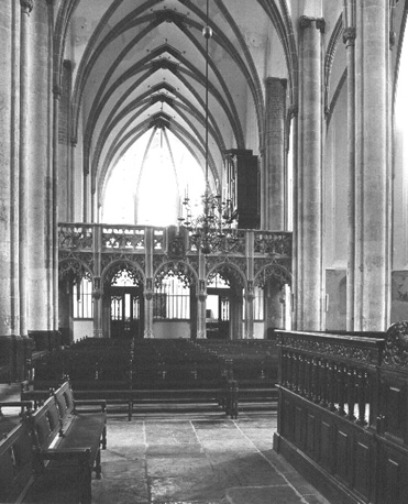 Middenschip uitziend op oksaal, vanuit het westen