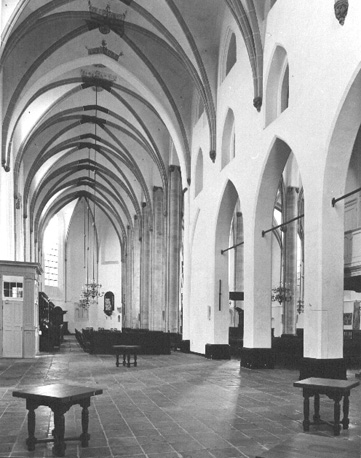 Noordelijke zijbeuk vanuit het westen