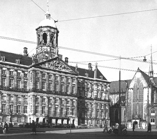 Facade van Koninklijk Paleis, rechts: Nieuwe Kerk