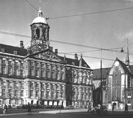 Facade van Koninklijk Paleis, rechts: Nieuwe Kerk