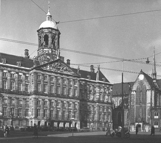 Facade van Koninklijk Paleis, rechts: Nieuwe Kerk