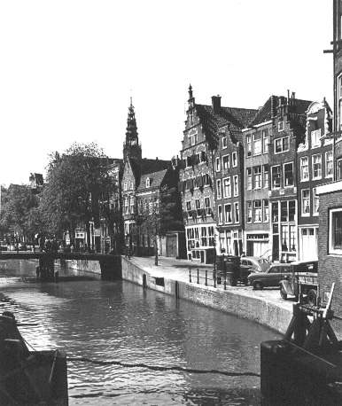 Zicht op Oudezijds Voorburgwal; op achtergrond toren van de Oude Kerk