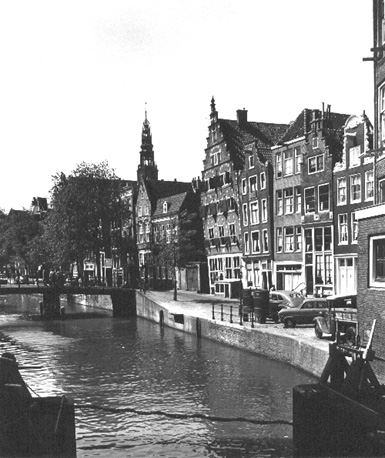 Zicht op Oudezijds Voorburgwal; op achtergrond toren van de Oude Kerk