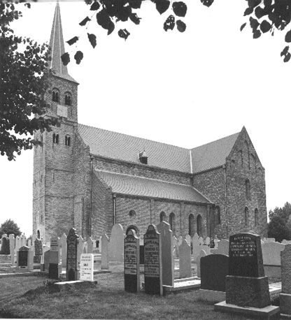 Zicht op kerk vauit het zuiden; op de voorgrond: grafstenen