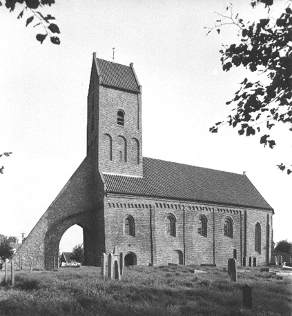 Zicht op zuidzijde van kerk, op de voorgrond enkele grafstenen