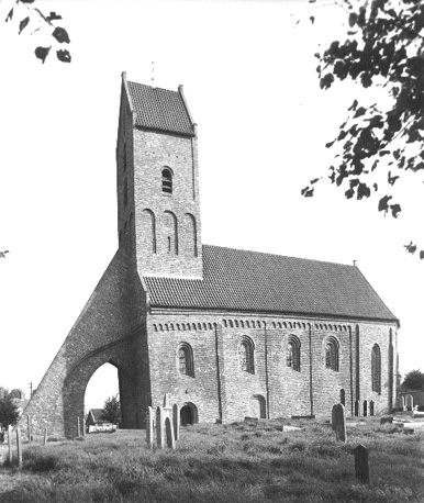 Zicht op zuidzijde van kerk, op de voorgrond enkele grafstenen