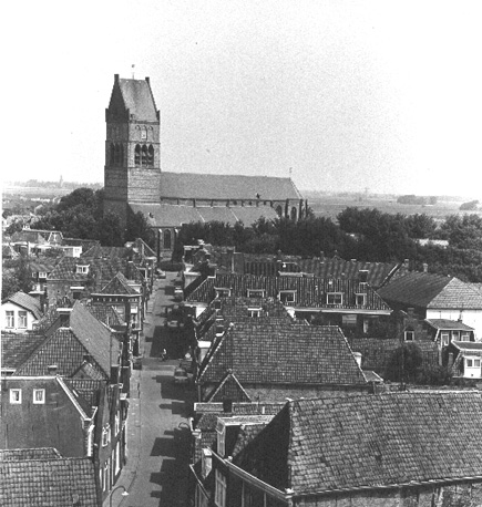 Zicht op de kerk gezien vanuit de stadhuistoren