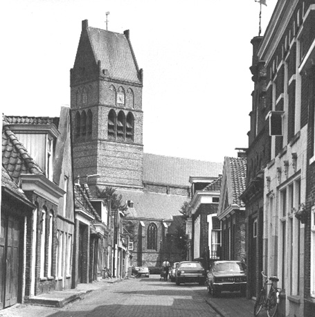 Kerktoren en (deel van) zuidelijke zijbeuk gezien vanuit de Kerkstraat