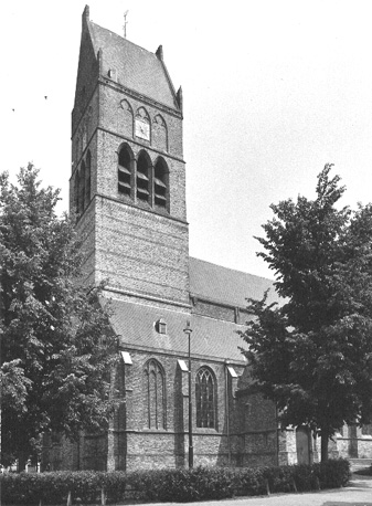 Kerktoren en (deel van) zuidelijke zijbeuk vanuit het zuiden