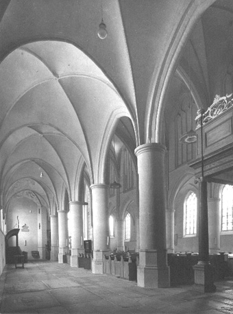 Noordelijke zijbeuk vanuit het westen