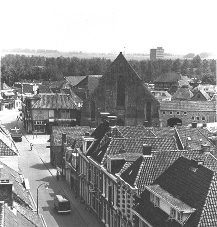 Zicht op façade van Broerekerk vanuit de stadhuistoren