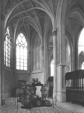 Kapel ten noorden van noordelijke kooromgang (Prinsenkapel): grafmonument van Engelbert II van Nassau en zijn vrouw Cimburga van Baden