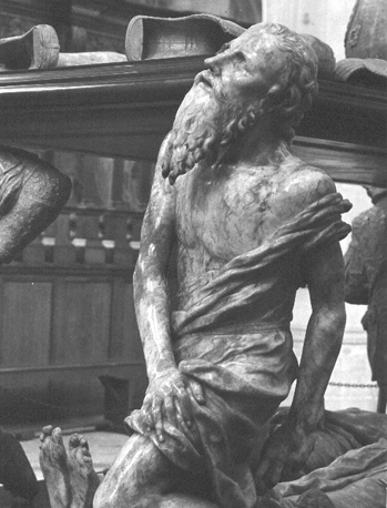 Kapel ten noorden van noordelijke kooromgang (Prinsenkapel): grafmonument van Engelbert II van Nassau en zijn vrouw Cimburga van Baden, detail: één van de knielende mannelijke figuren