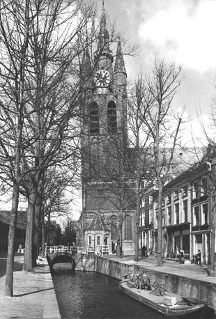 Zicht op toren van de kerk, vanuit het zuiden