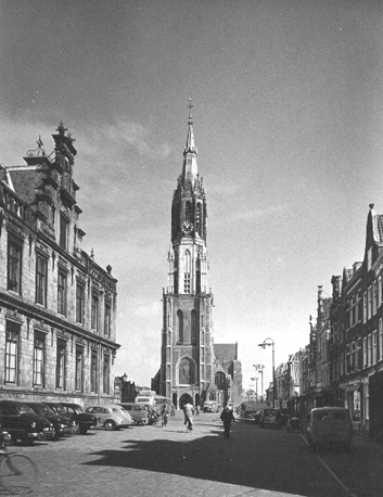 Zicht op toren van de kerk aan het marktplein; links: (voormalig) stadhuis
