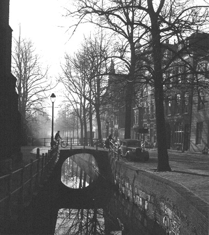 Zicht op een gracht vanaf de Oude Kerk