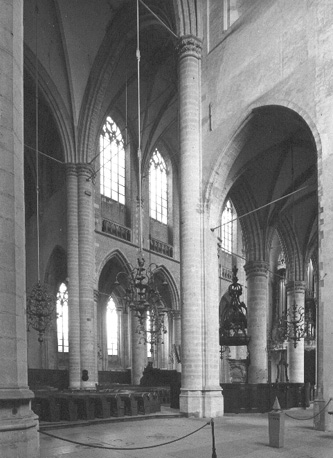 Doorkijk door middenschip vanuit het noorden